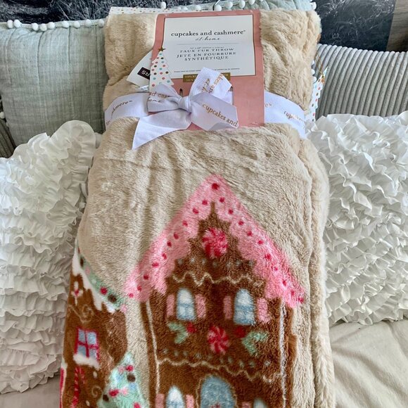NEW Christmas Cupcakes & Cashmere Faux Fur Gingerbread House Blanket - Picture 1 of 4